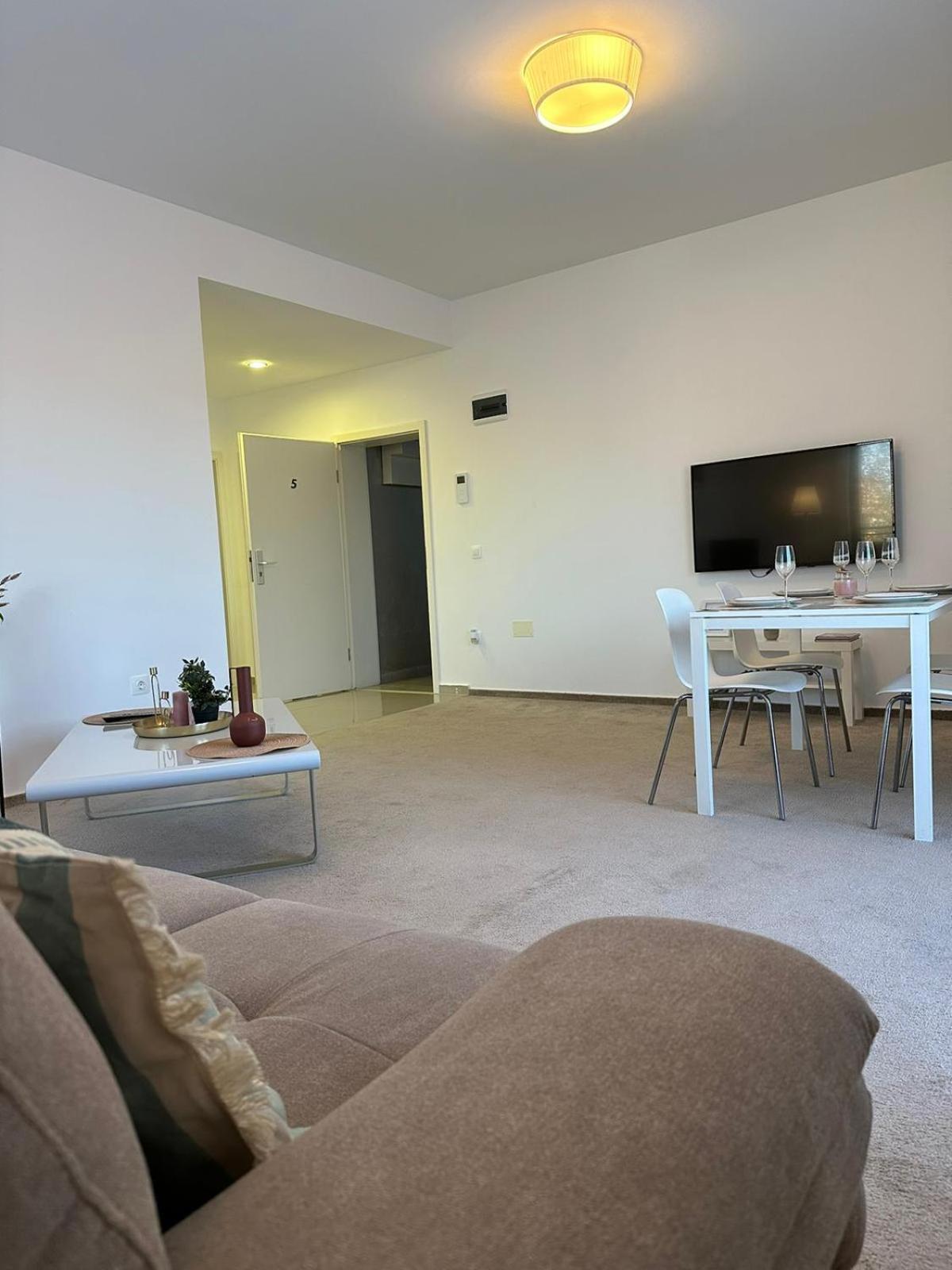 Luxury Glam Apartments & Studios Near Coresi Mall Braşov Eksteriør billede