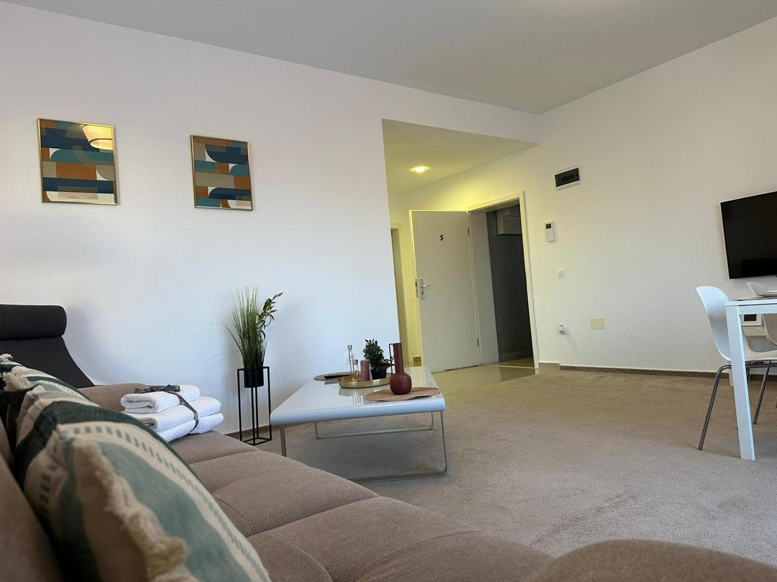 Luxury Glam Apartments & Studios Near Coresi Mall Braşov Eksteriør billede